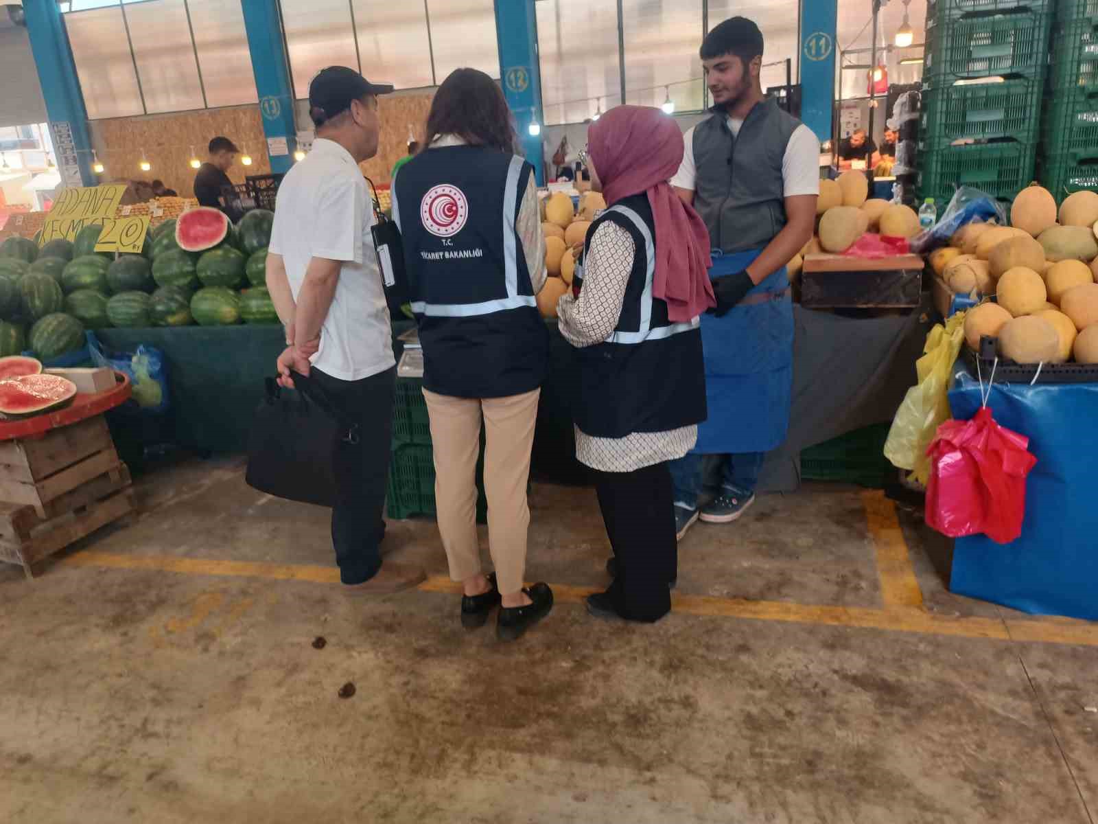 Pazar yerinde ürünlerin künye ve faturaları incelendi