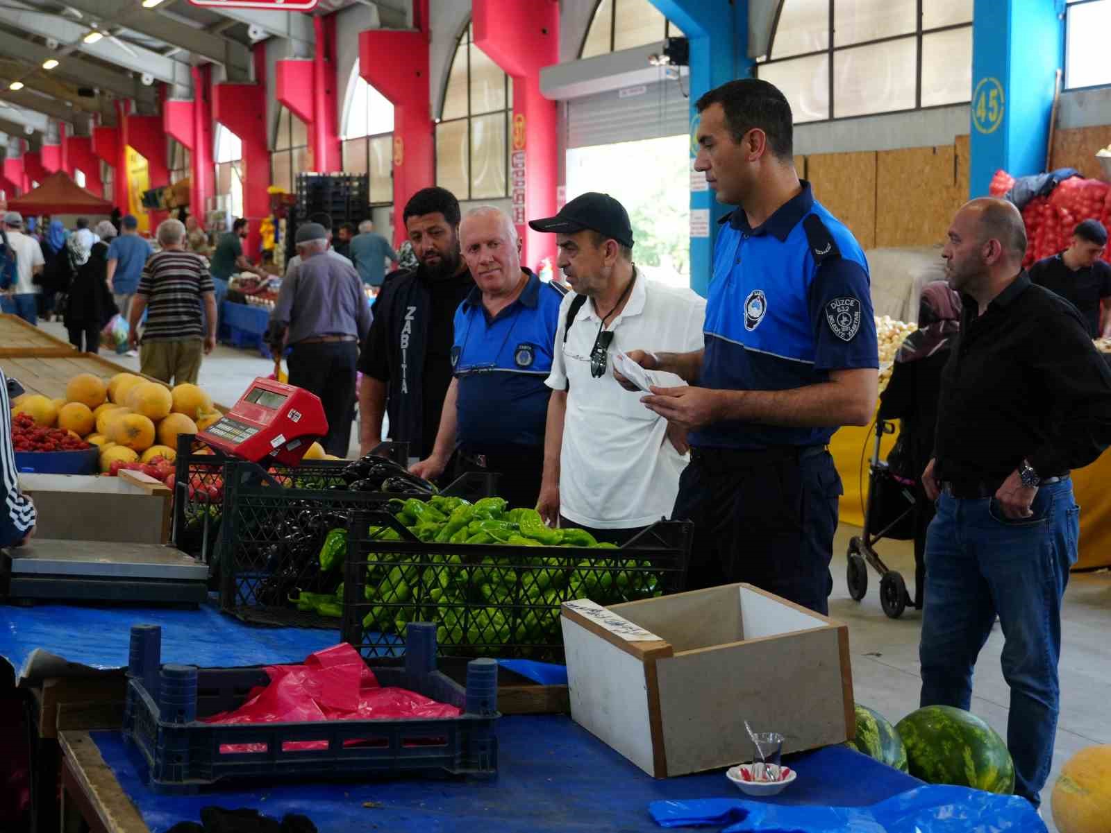 Pazar yerinde &uuml;r&uuml;nlerin k&uuml;nye ve faturaları incelendi
