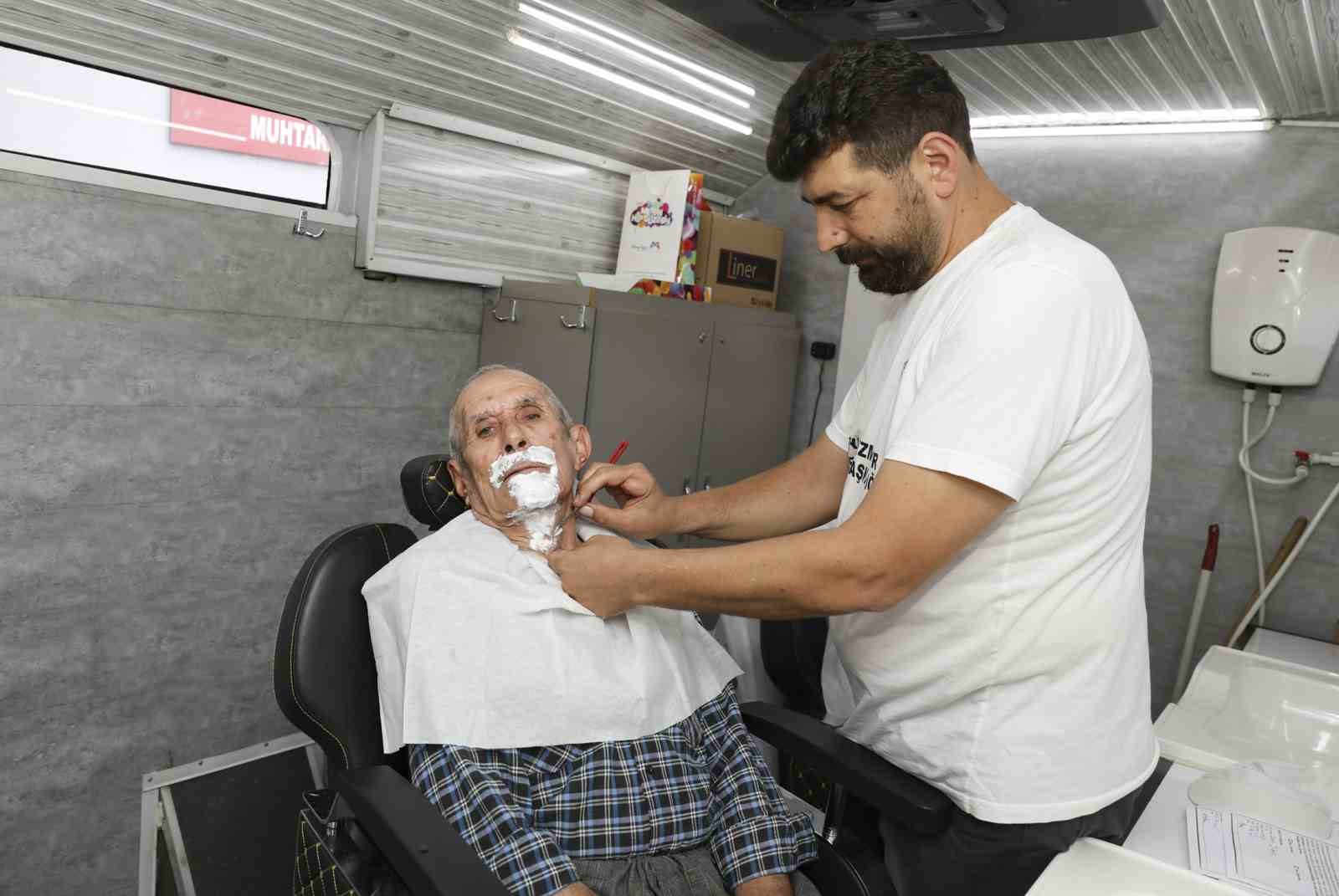 Mersin&rsquo;de kırsal mahallelere &uuml;cretsiz bayram tıraşı hizmeti
