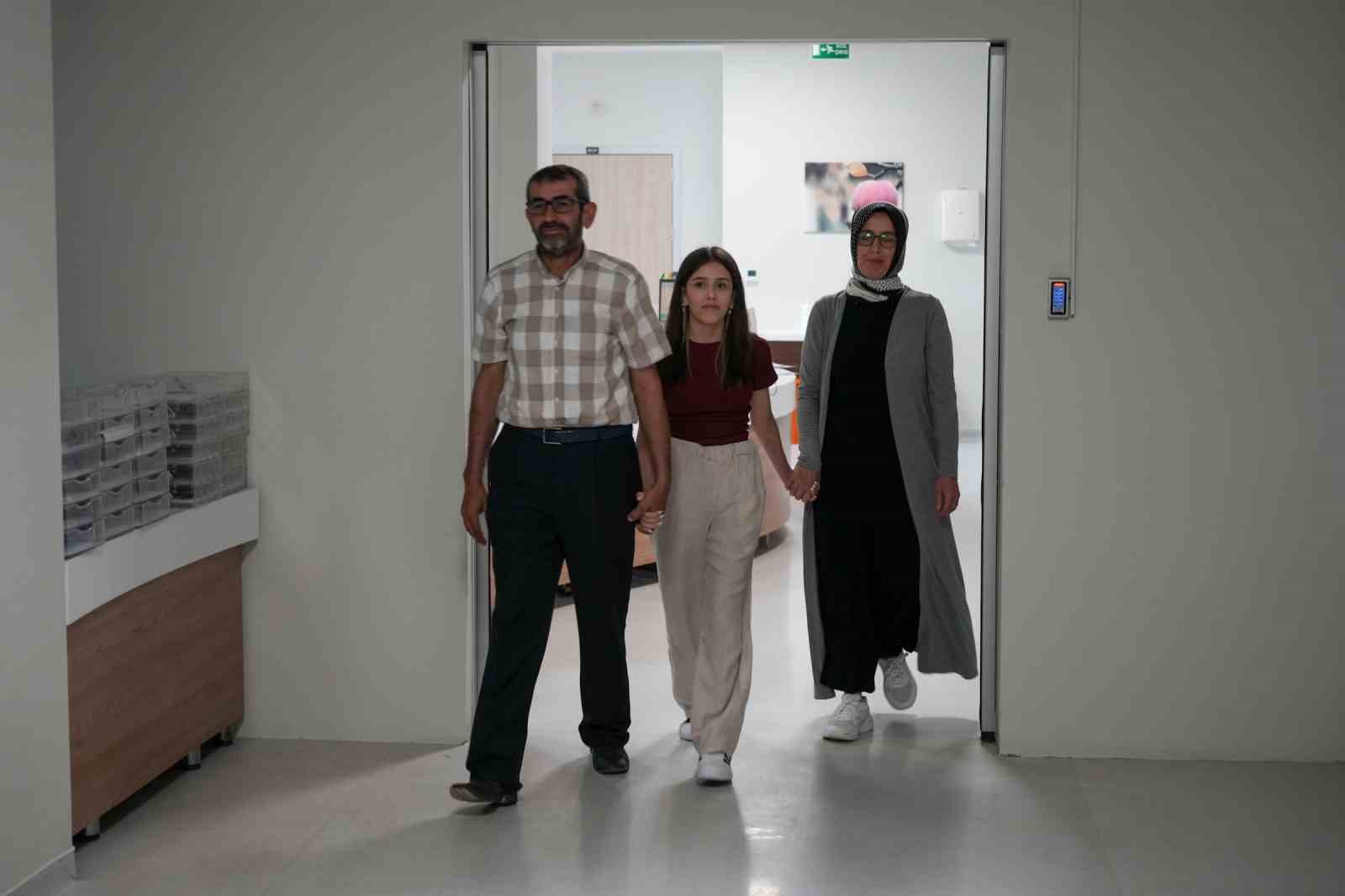 Kesilmek &uuml;zere olan bacak doktorların dikkatli m&uuml;dahalesiyle kurtarıldı
