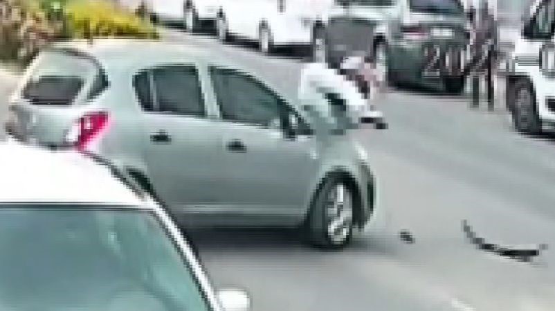 Otomobil ile motosikletin çarpıştığı kaza kamerada