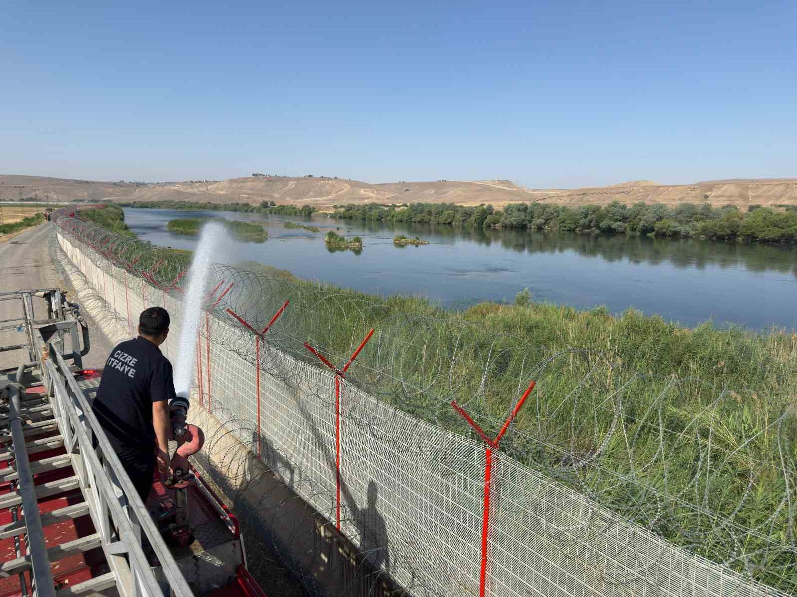 Suriye sınırındaki anız yangını büyümeden söndürüldü