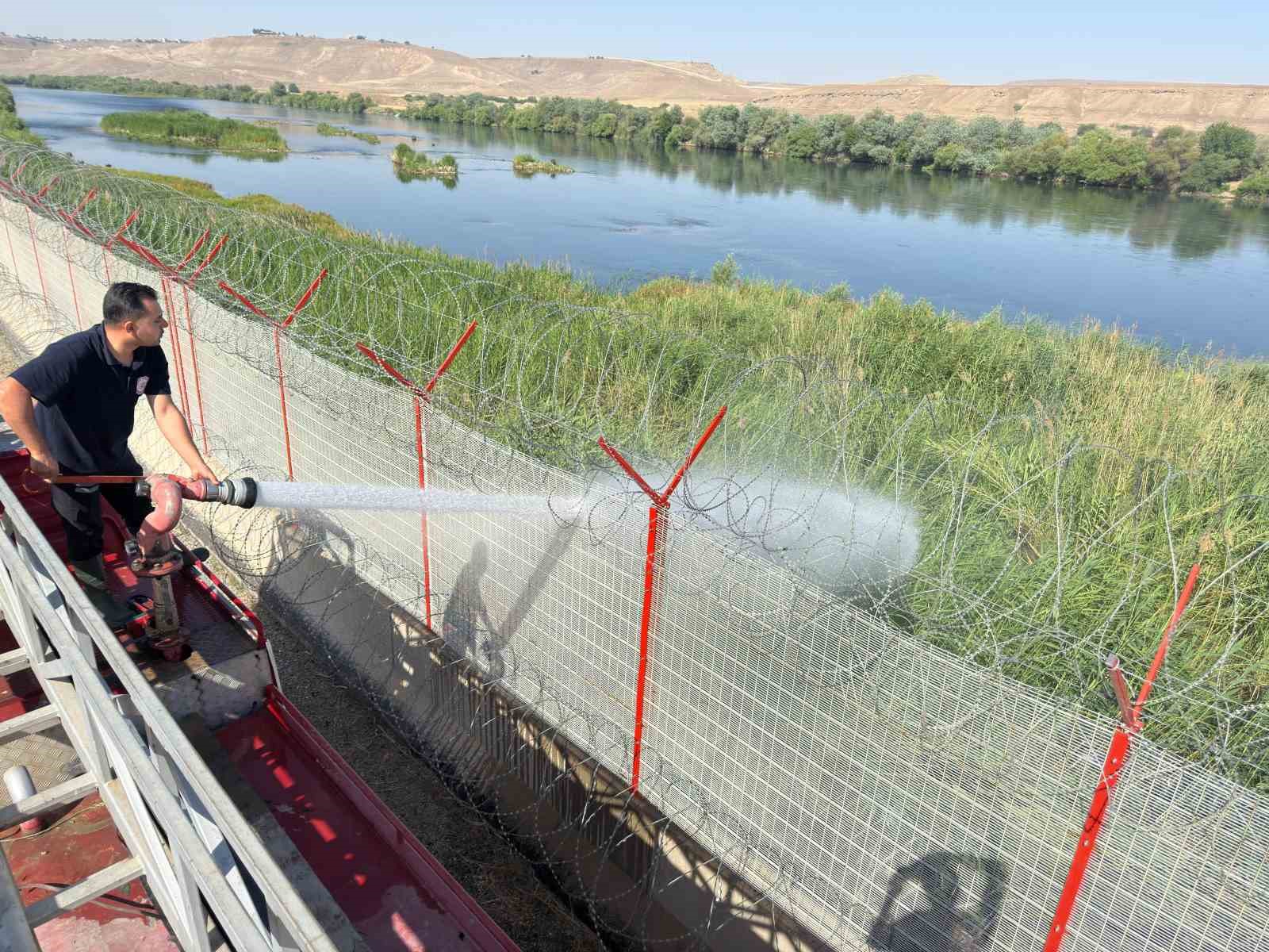 Suriye sınırındaki anız yangını b&uuml;y&uuml;meden s&ouml;nd&uuml;r&uuml;ld&uuml;
