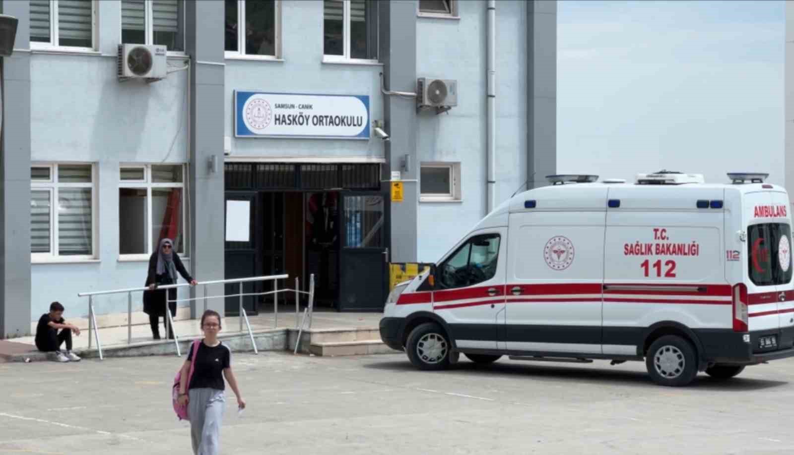 Samsun&rsquo;da okulda zehirlenme ş&uuml;phesi: 4 &ouml;ğrenci hastaneye kaldırıldı
