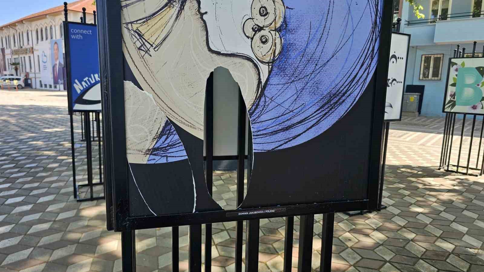 Bandırma&rsquo;da afişler tahrip edildi
