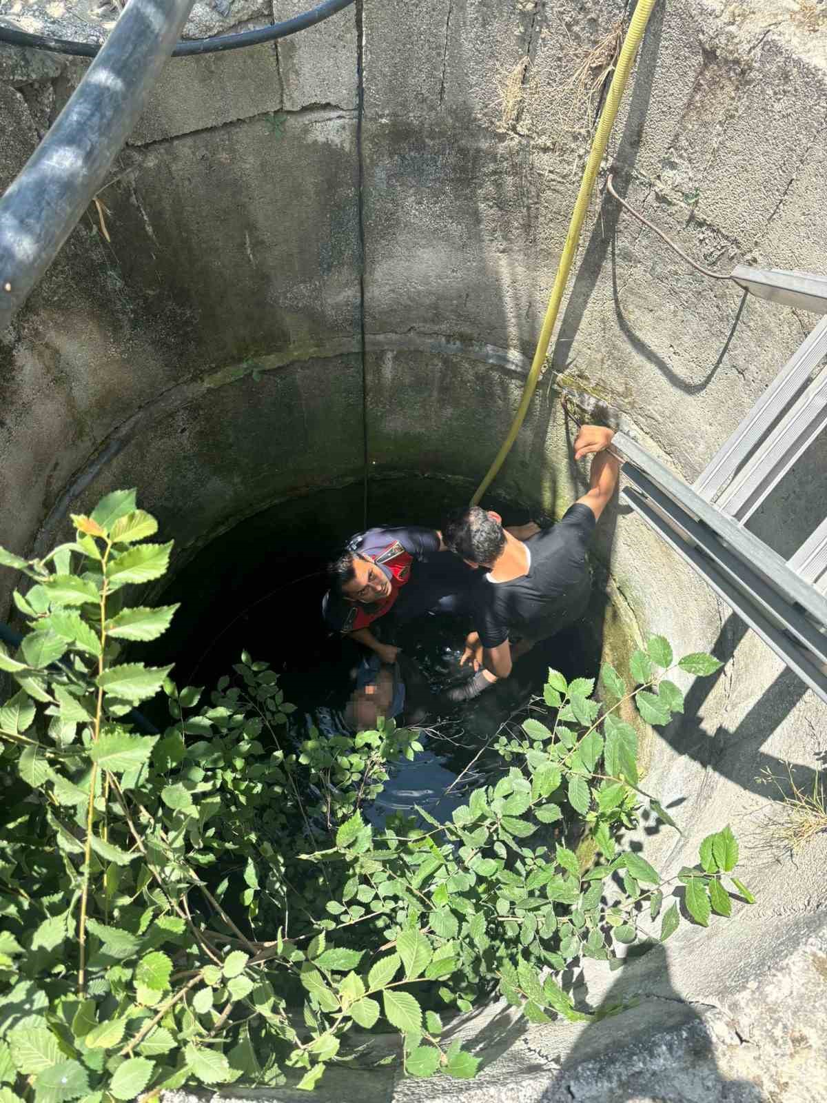 Su kuyusuna düşen 91 yaşındaki adamı itfaiye kurtardı