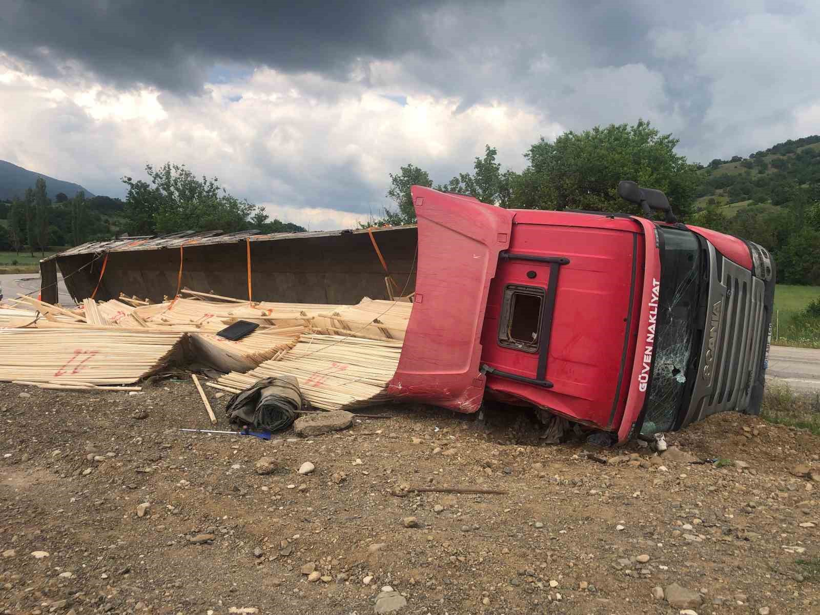Amasya’da kereste yüklü tır devrildi: 2 yaralı