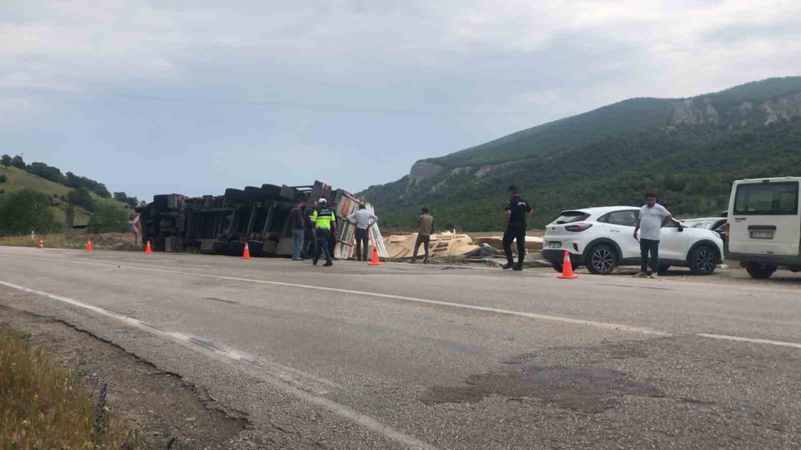Amasya’da kereste yüklü tır devrildi: 2 yaralı