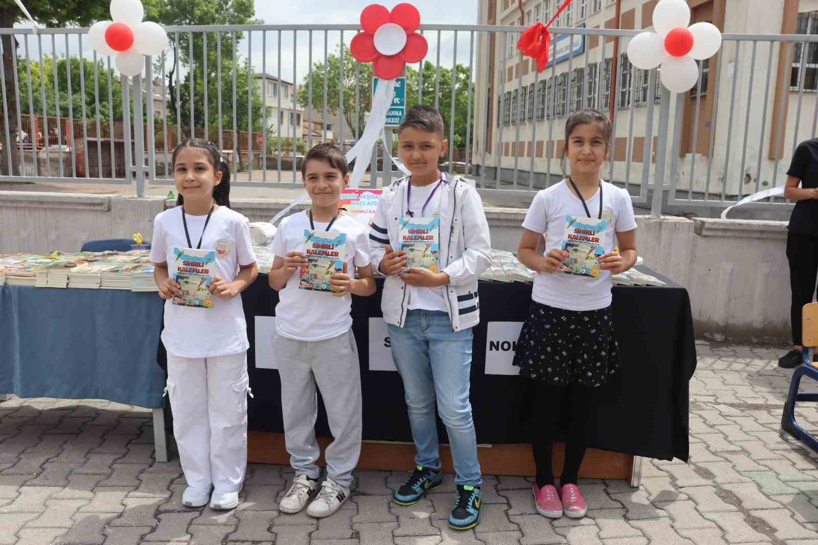 Bu kitabın 100 yazarı var
