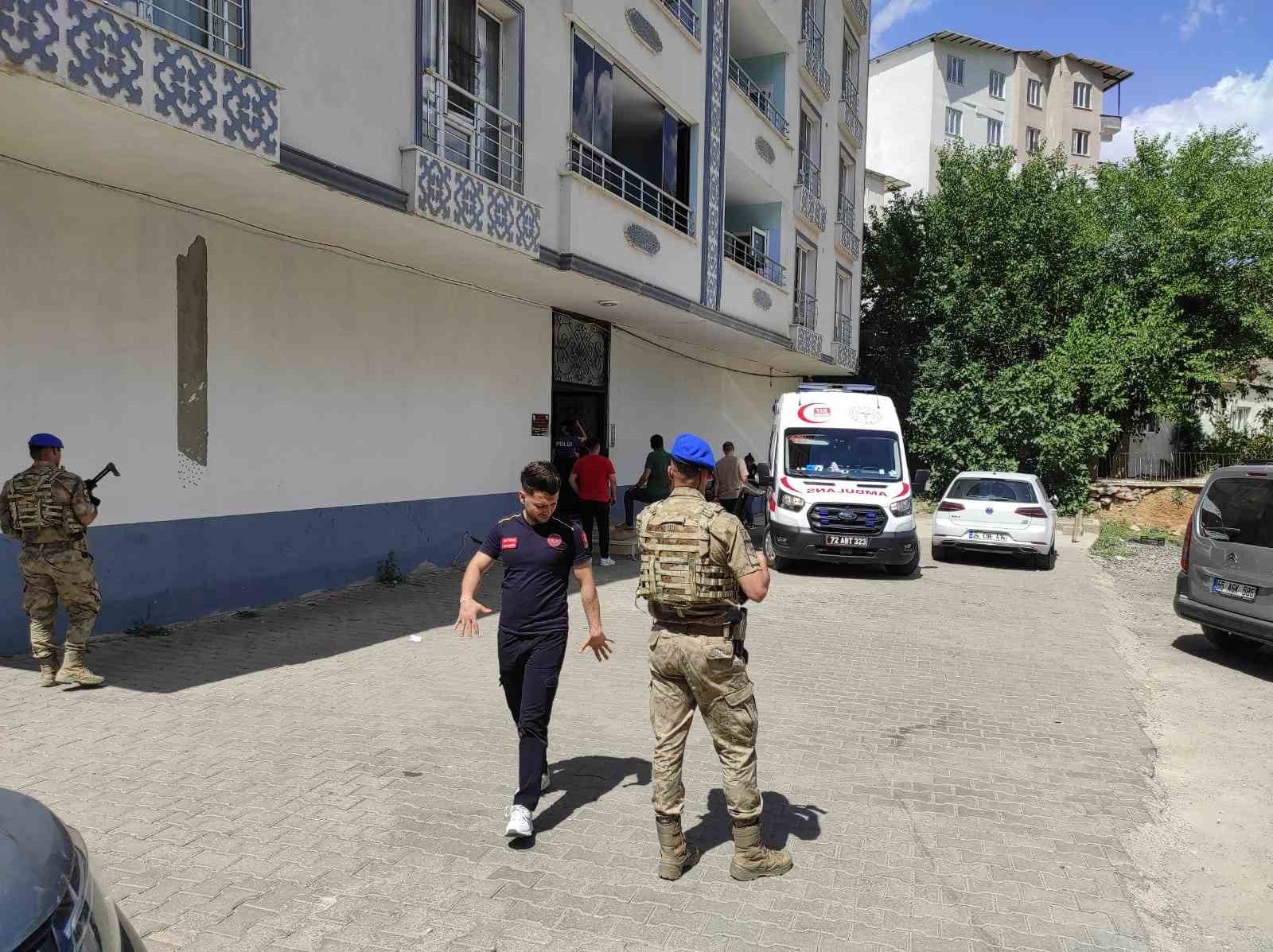 Batman’da psikolojik sorunları olan şahıs, tahra ile ailesini rehin aldı