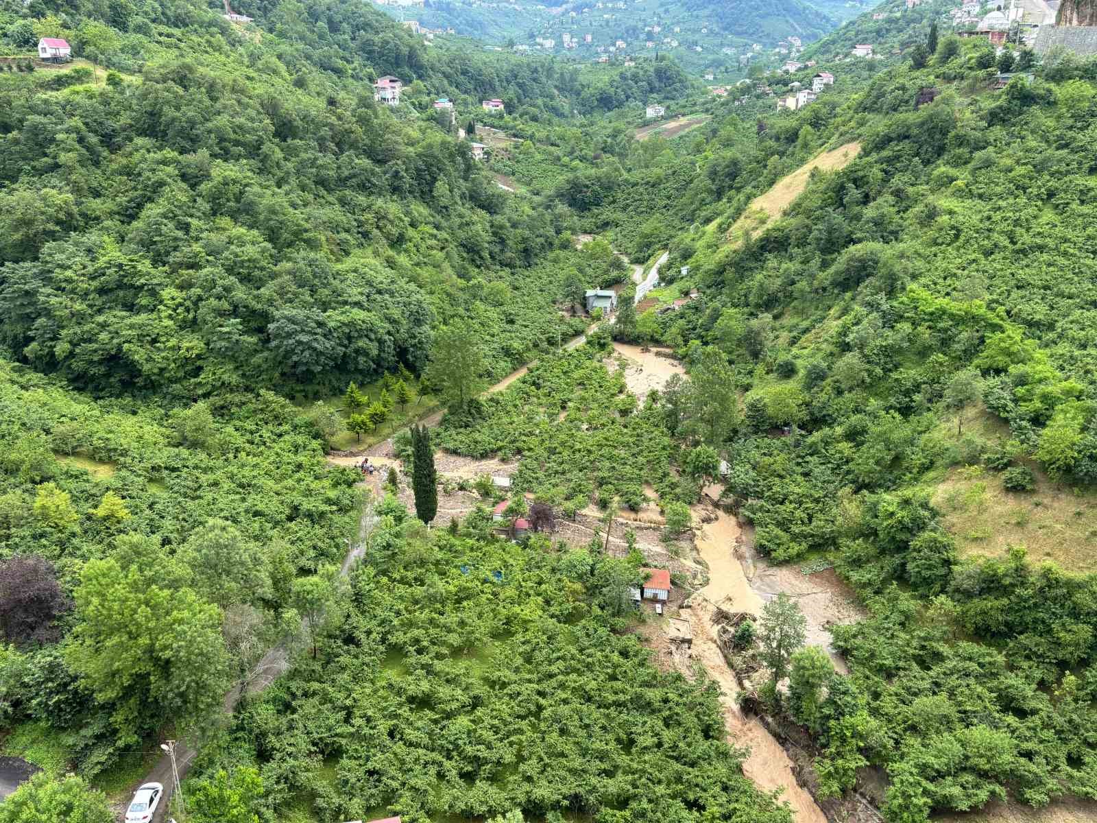 Toklu Deresi taştı, eski devlet sahil yolu sular altında kaldı