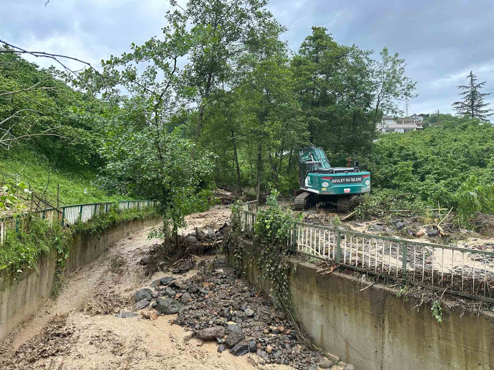 Toklu Deresi taştı, eski devlet sahil yolu sular altında kaldı
