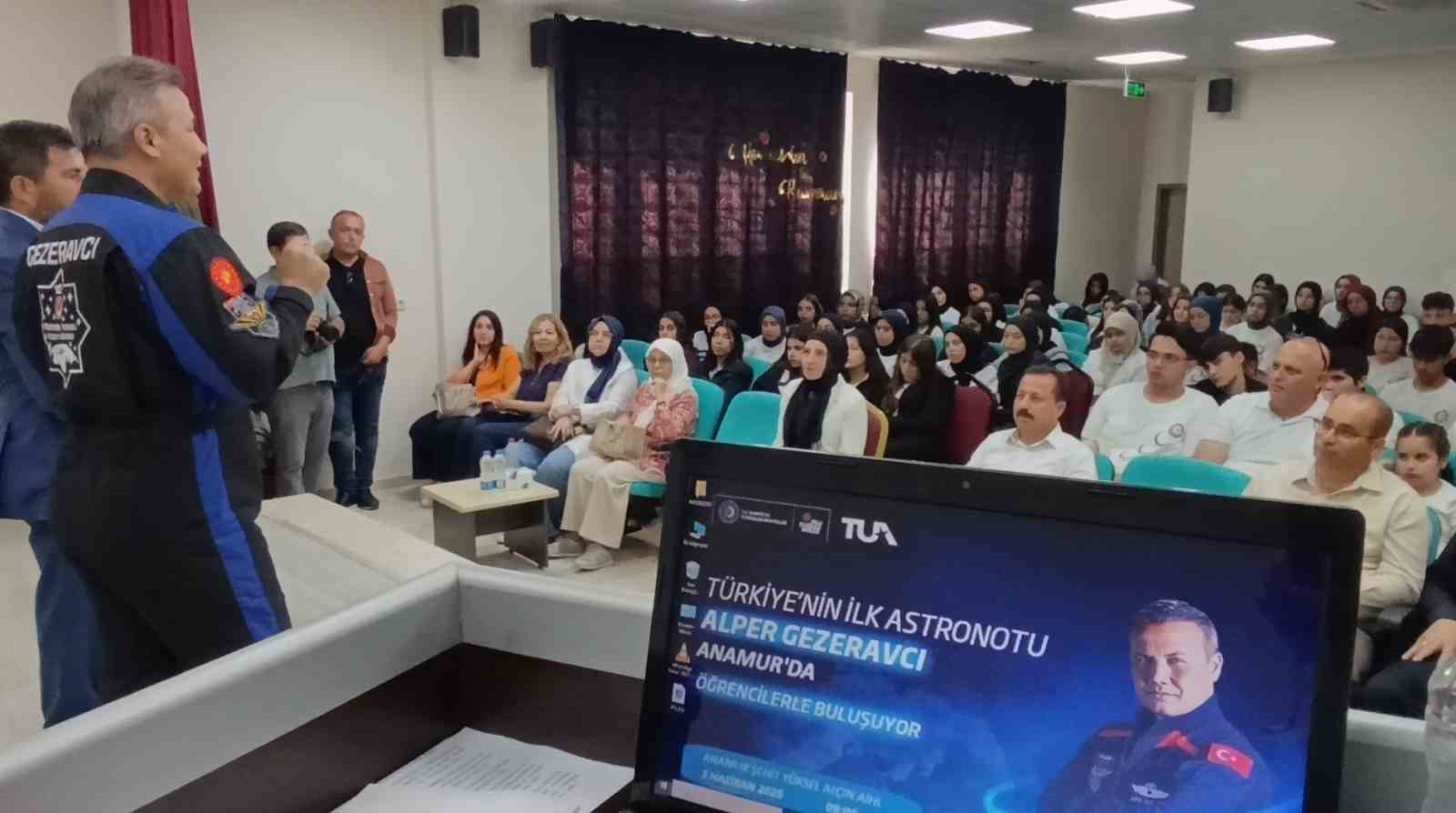 Türkiye’nin ilk astronotu Alper Gezeravcı, Anamur’da öğrencilerle buluştu