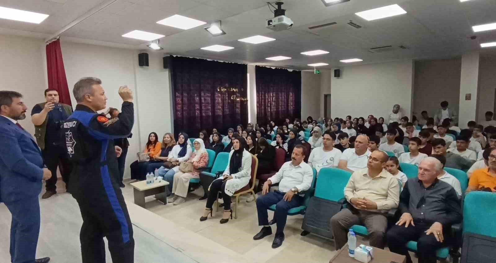 T&uuml;rkiye&rsquo;nin ilk astronotu Alper Gezeravcı, Anamur&rsquo;da &ouml;ğrencilerle buluştu
