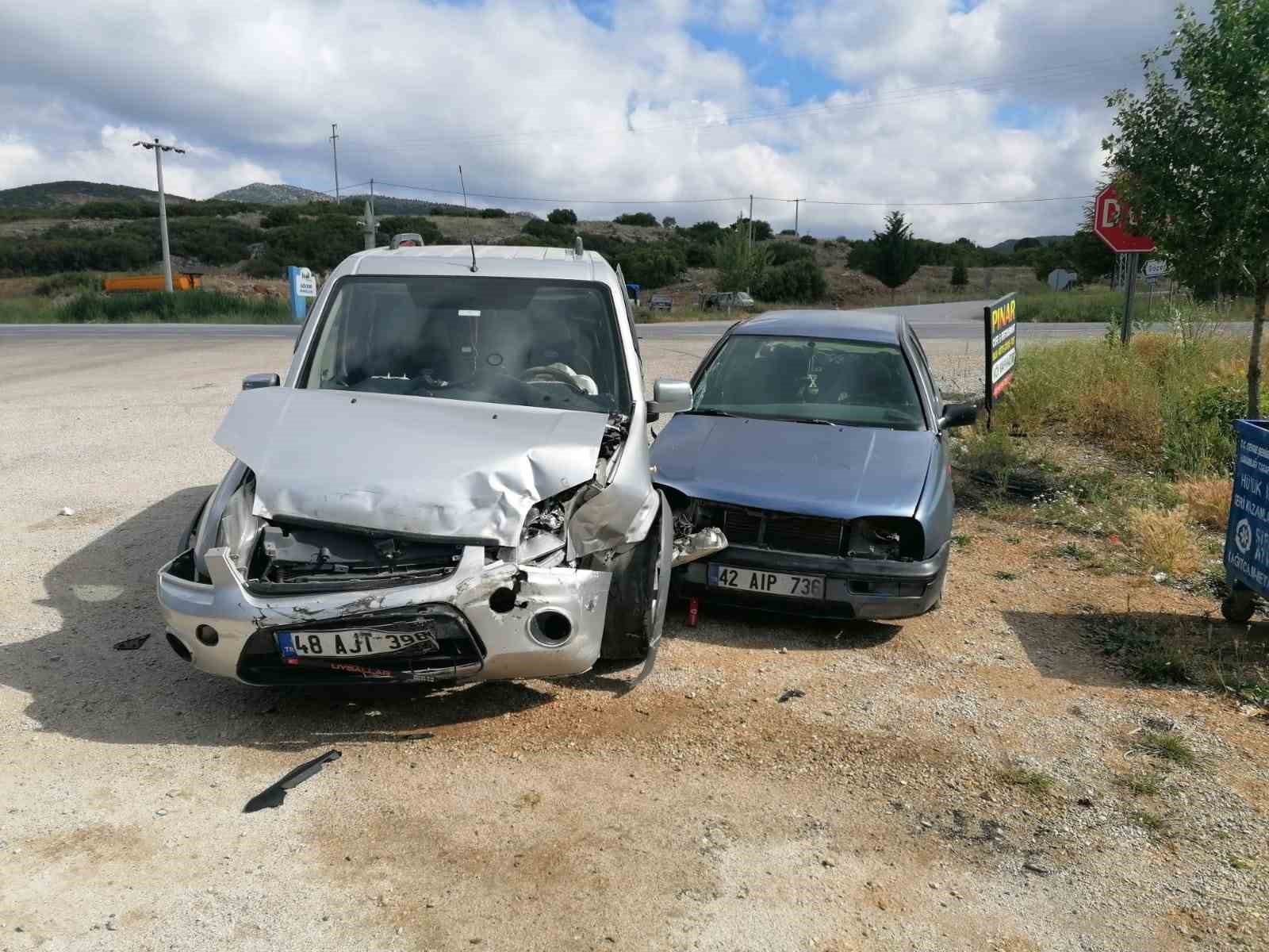 Hüyük’te otomobil ile hafif ticari araç çarpıştı: 2 yaralı