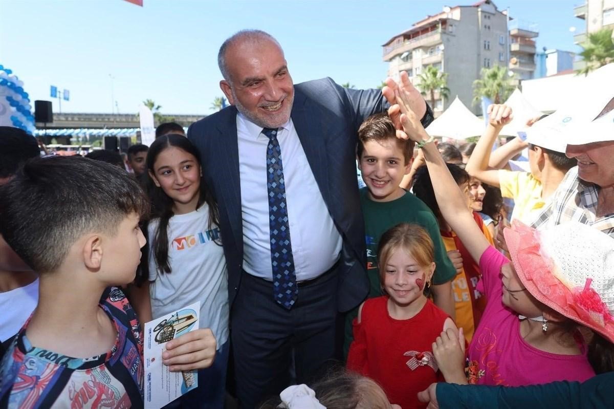 Canik’te camiler çocuklarla, çocuklar hediyelerle buluşuyor