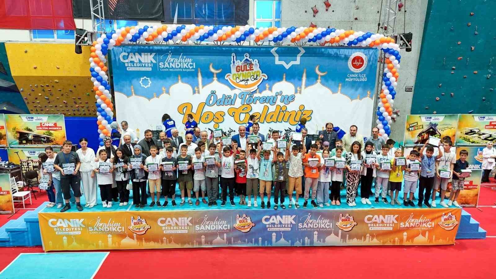 Canik&rsquo;te camiler &ccedil;ocuklarla, &ccedil;ocuklar hediyelerle buluşuyor
