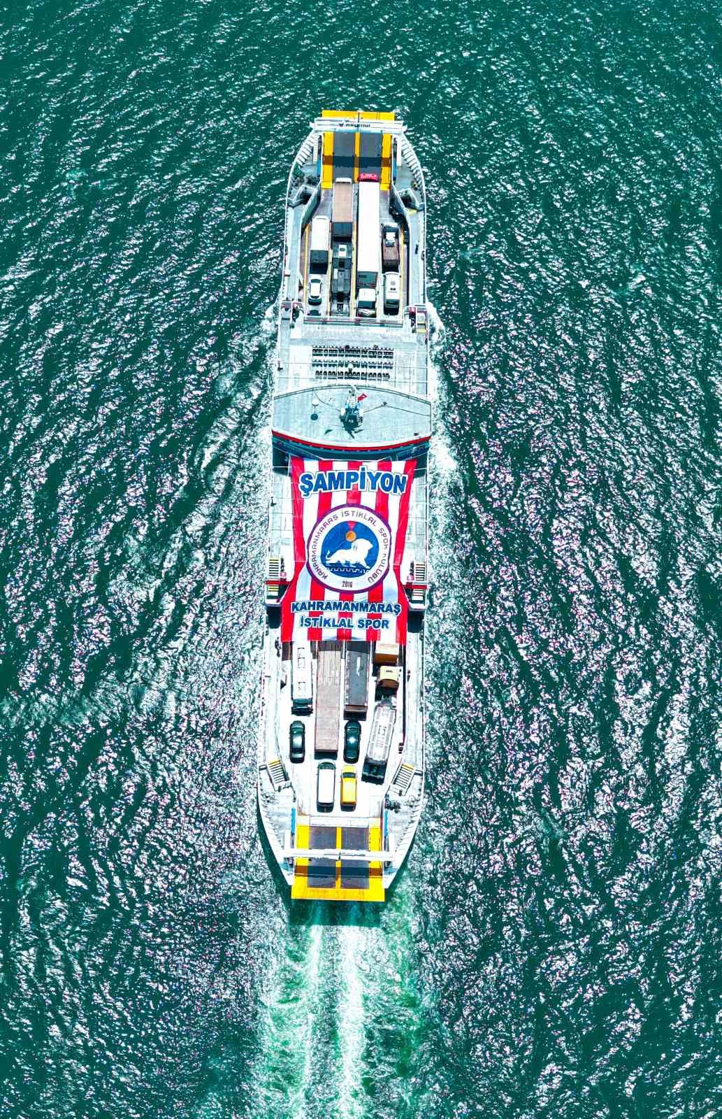 ’Şampiyon Kahramanmaraş İstiklalspor’ yazılı dev pankart denizde dalgalandı