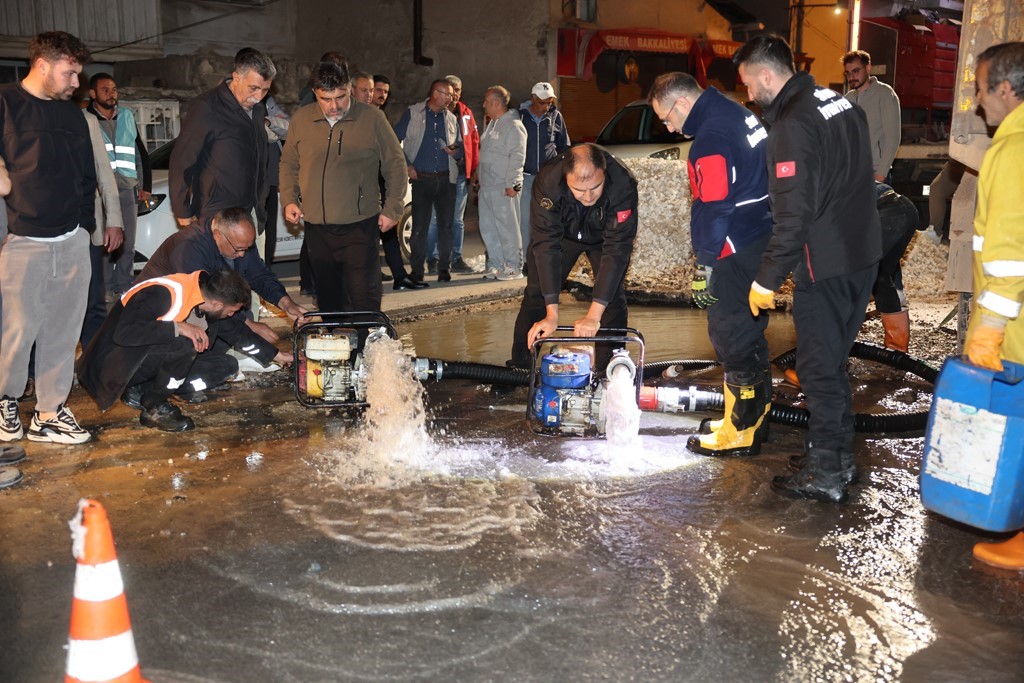 Şehrin büyük kısmı susuz kaldı, başkan sabah saatlerine kadar çalışmayı yerinde takip etti