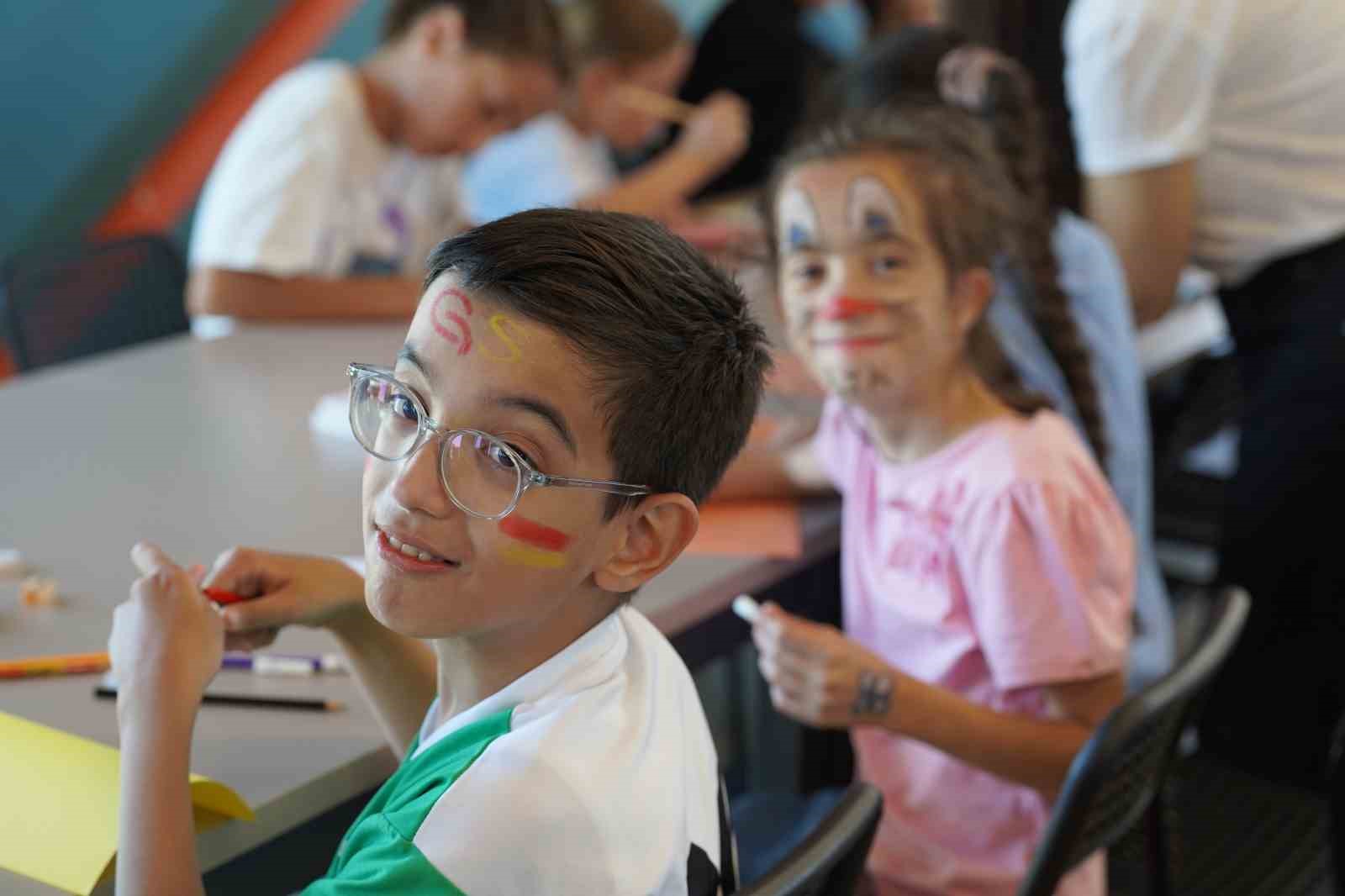Engelsiz kamp yüzleri güldürdü