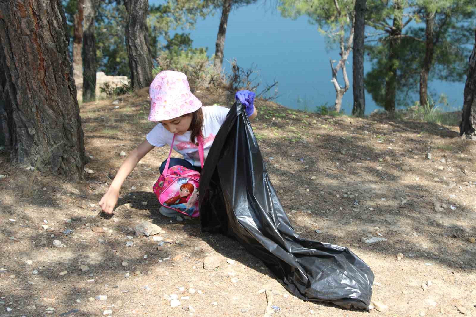 Uşak’ta minik eller gelecekleri için atık topladı
