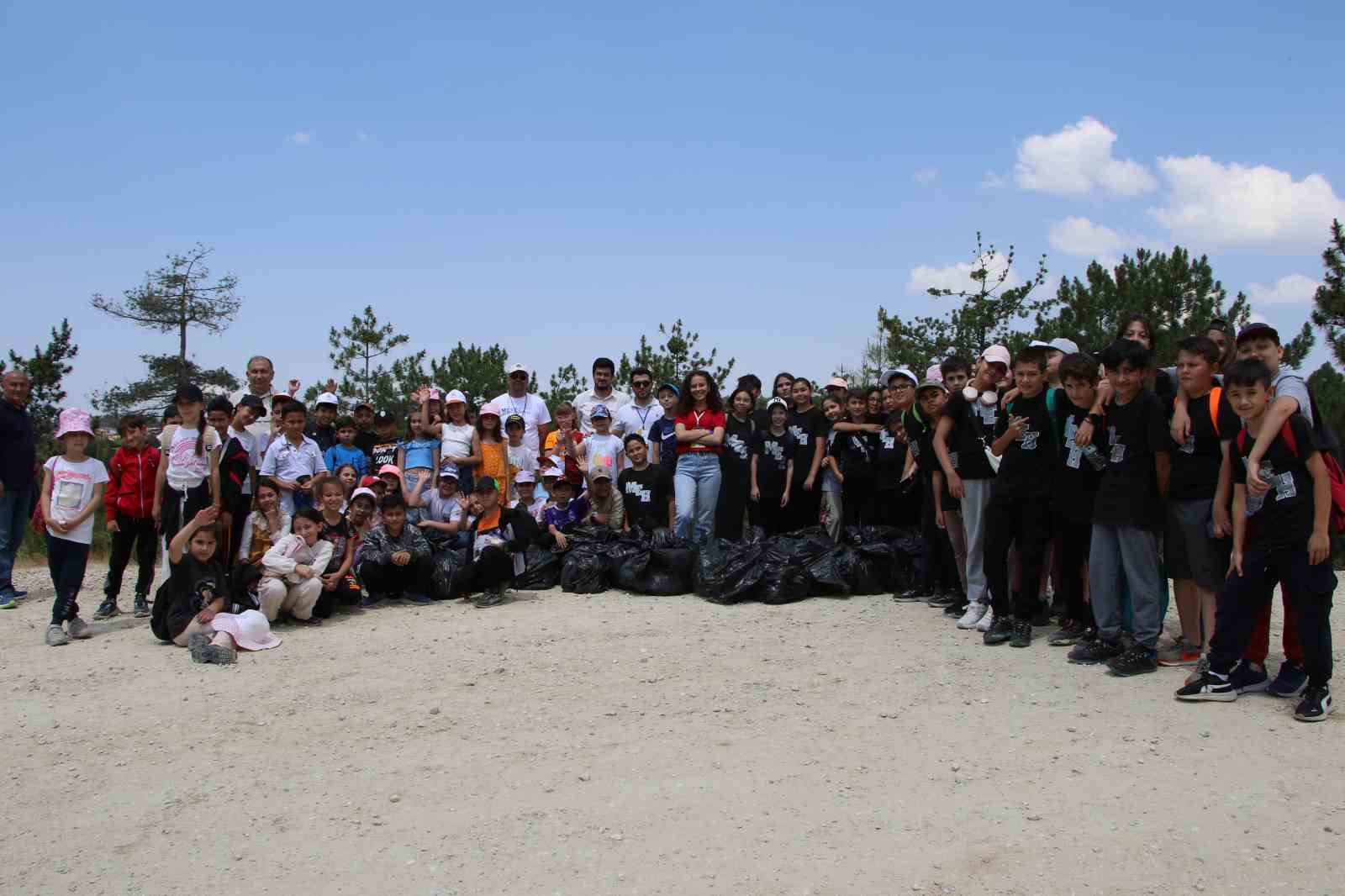 Uşak&rsquo;ta minik eller gelecekleri i&ccedil;in atık topladı
