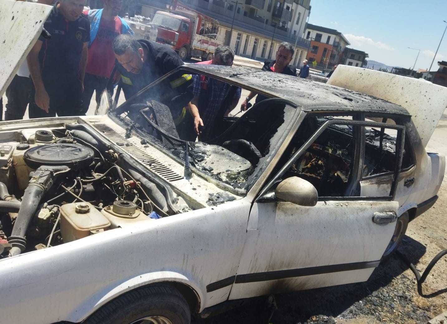 Fırından aldığı k&ouml;z otomobili yaktı
