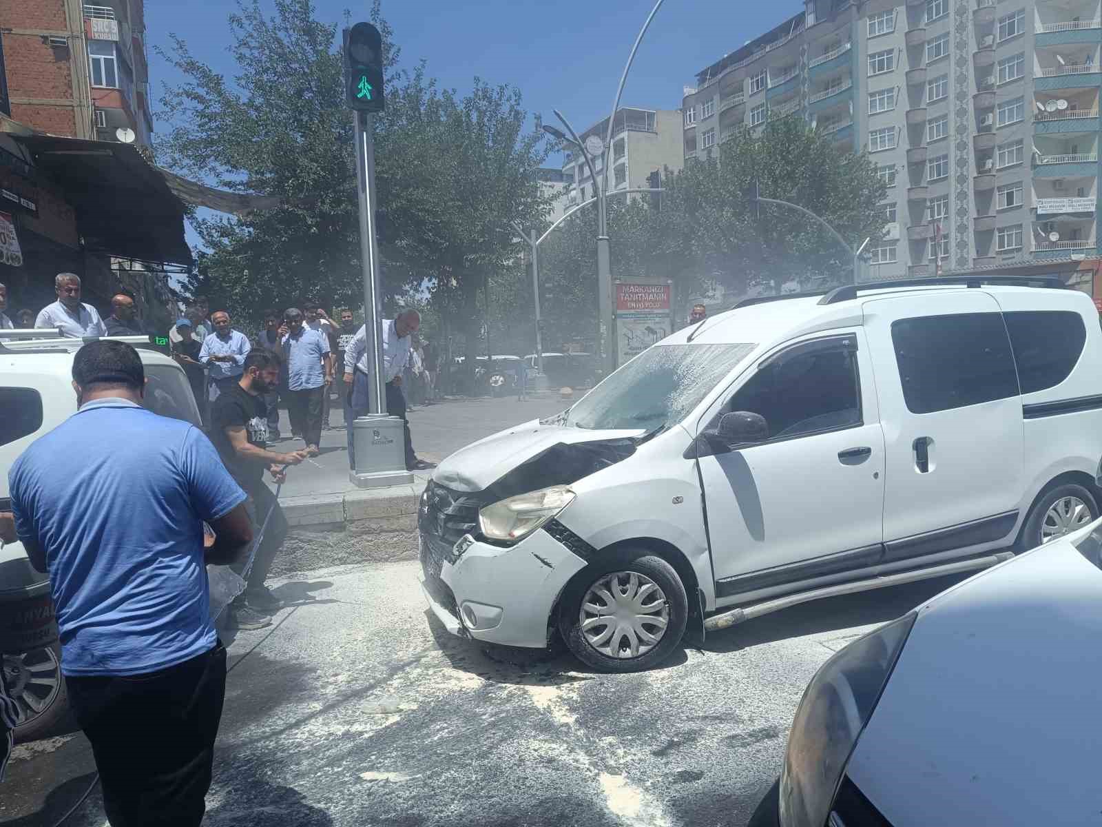 Batman’da seyir halindeki araç önce kaza yaptı ardından alev aldı