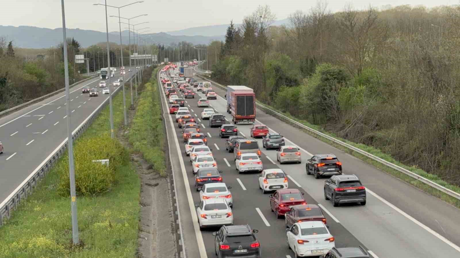 Kamyon, &ccedil;ekici ve tankerlerin ge&ccedil;işine izin yok
