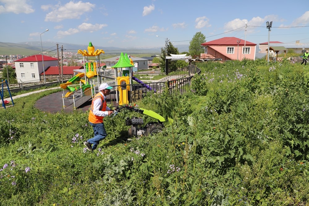 Ardahan Belediyesi’nden park ve bahçelerde bakım çalışması