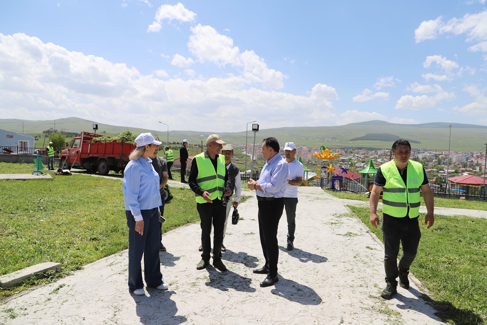 Ardahan Belediyesi&rsquo;nden park ve bah&ccedil;elerde bakım &ccedil;alışması
