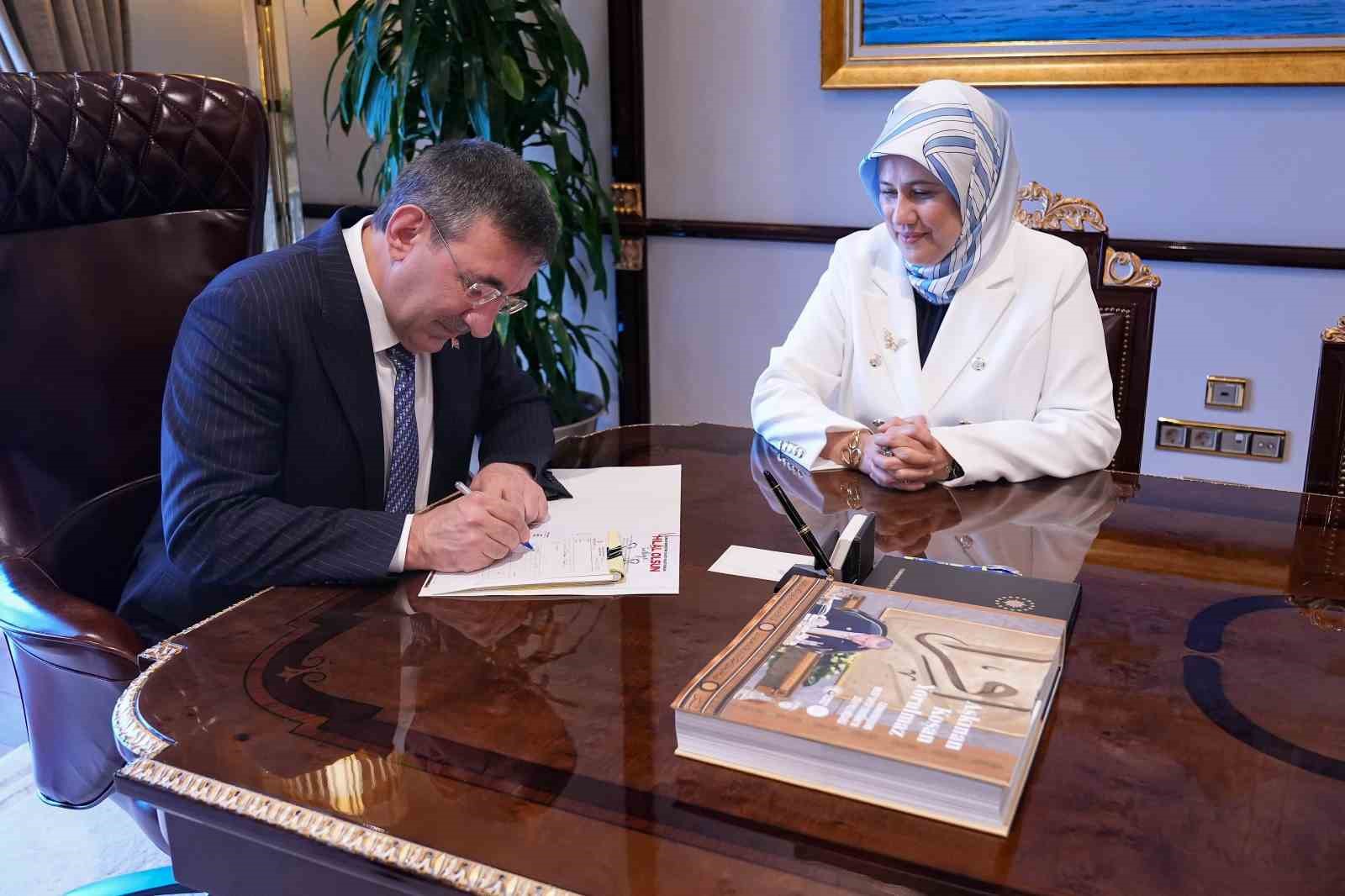 Cumhurbaşkanı Yardımcısı Yılmaz kurban vekaletini Türk Kızılay’a verdi