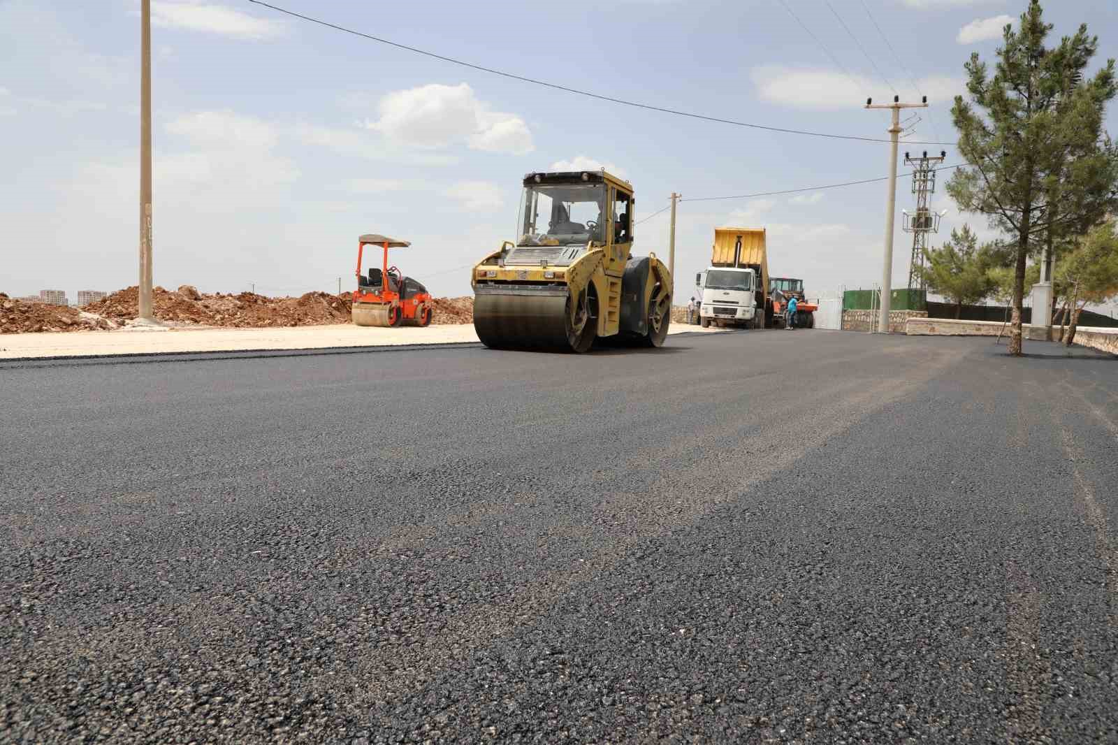 B&uuml;y&uuml;kşehir Belediyesi, Midyat&rsquo;ta asfalt &ccedil;alışmalarını s&uuml;rd&uuml;r&uuml;yor
