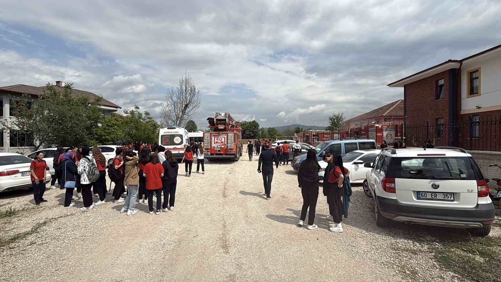 Öğretmenler odasında çıkan yangın büyümeden söndürüldü