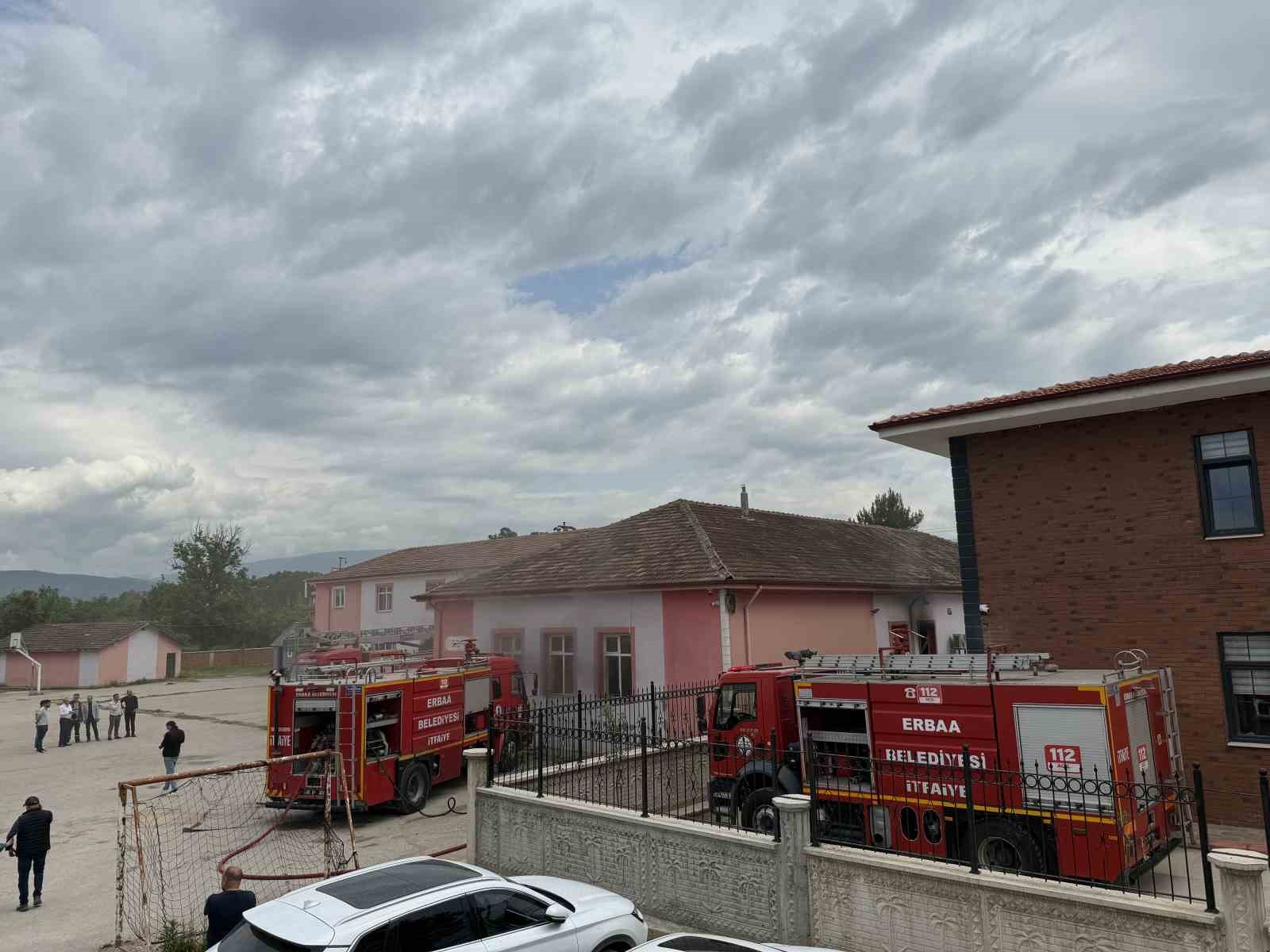 &Ouml;ğretmenler odasında &ccedil;ıkan yangın b&uuml;y&uuml;meden s&ouml;nd&uuml;r&uuml;ld&uuml;
