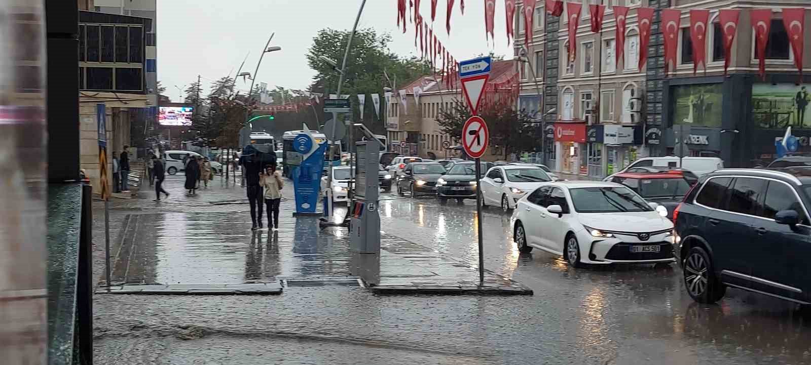 Erzurum&rsquo;da sağanak hayatı fel&ccedil; etti

