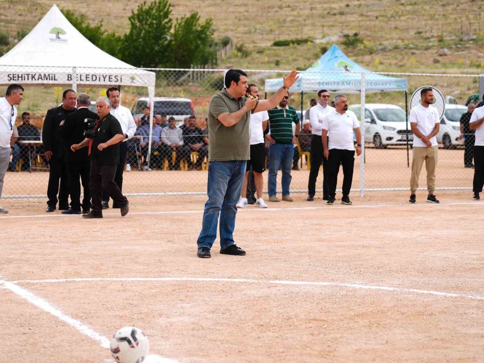 Öğümsöğüt’e futbol sahası