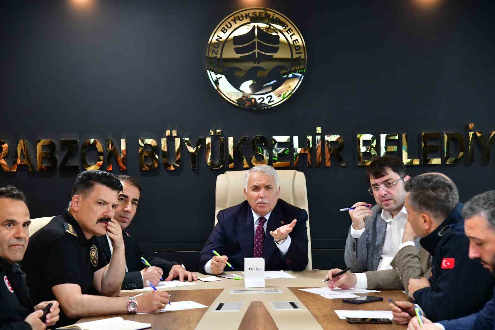 Vali Aziz Yıldırım:  "Bir kaybımız var inşallah canlı olarak ulaşırız"
