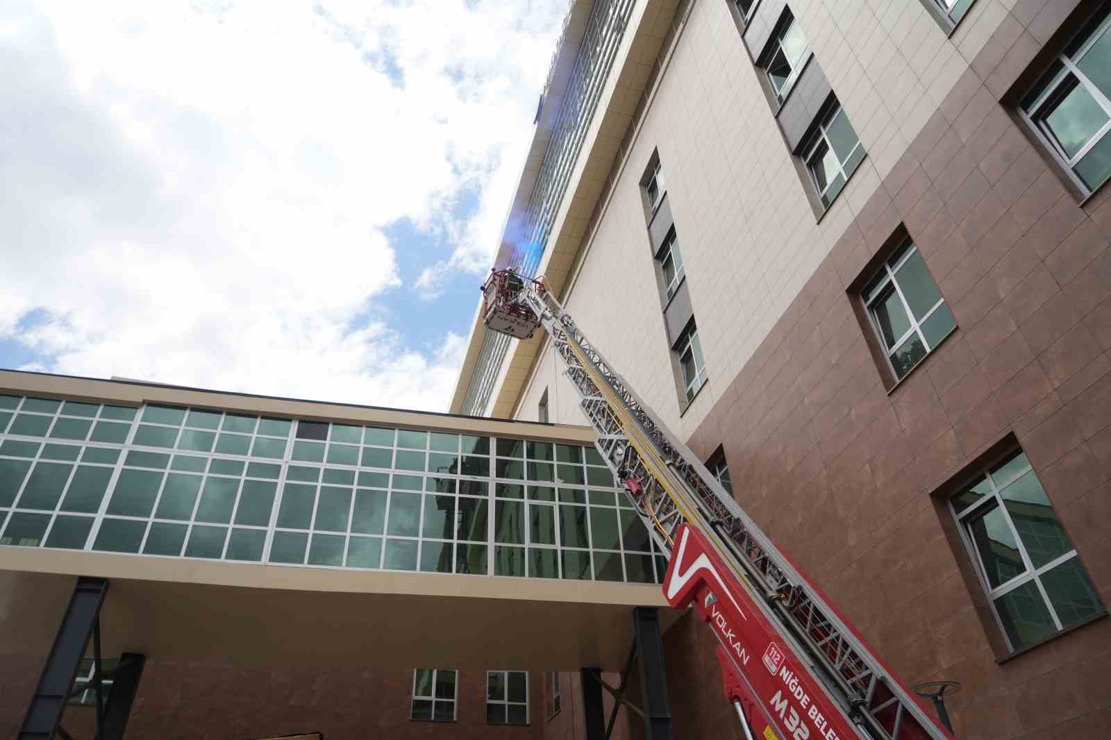 Niğde Eğitim ve Araştırma Hastanesi’nde gerçeğini aratmayan yangın ve KBRN tatbikatı