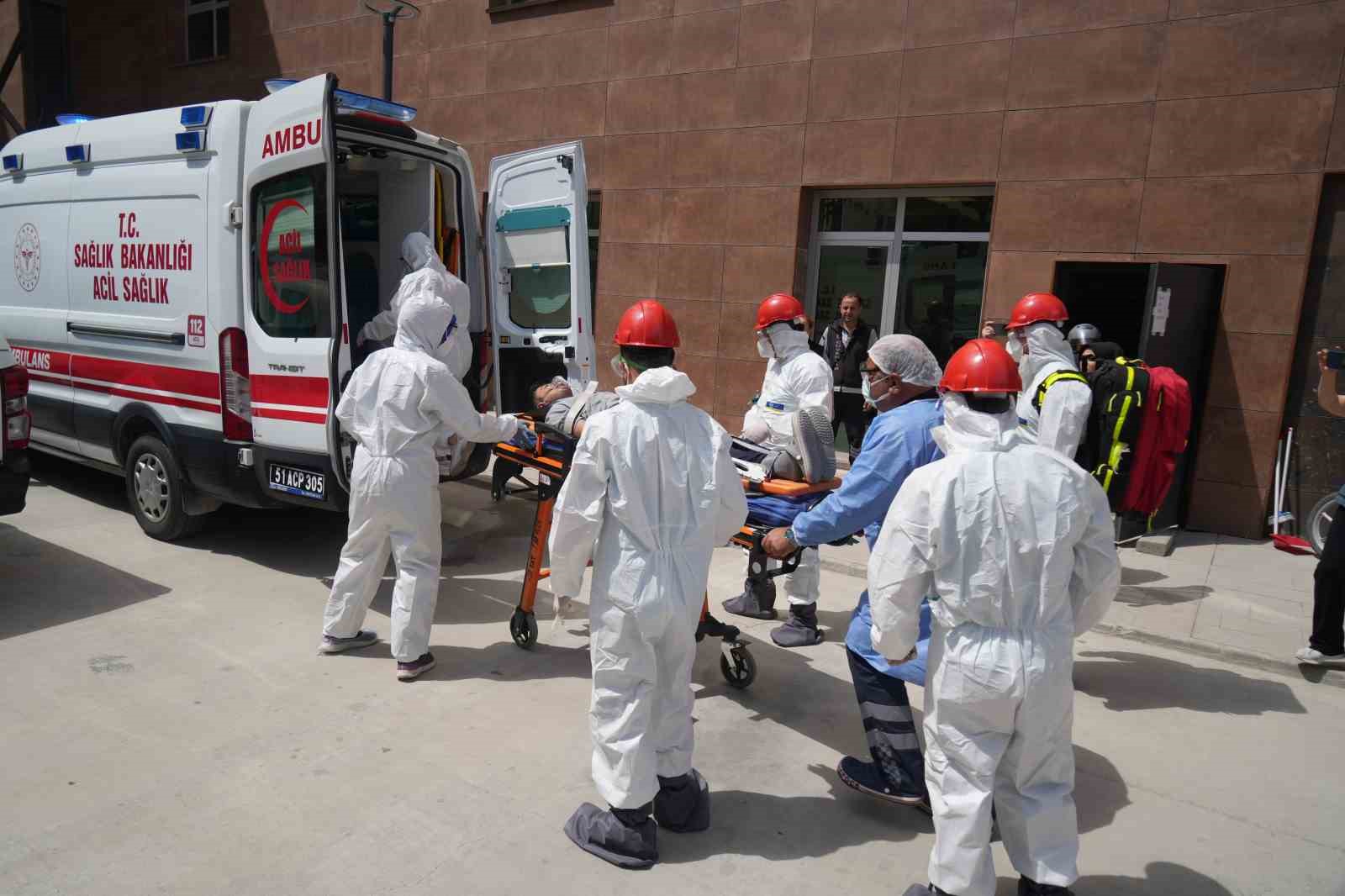 Niğde Eğitim ve Araştırma Hastanesi&rsquo;nde ger&ccedil;eğini aratmayan yangın ve KBRN tatbikatı
