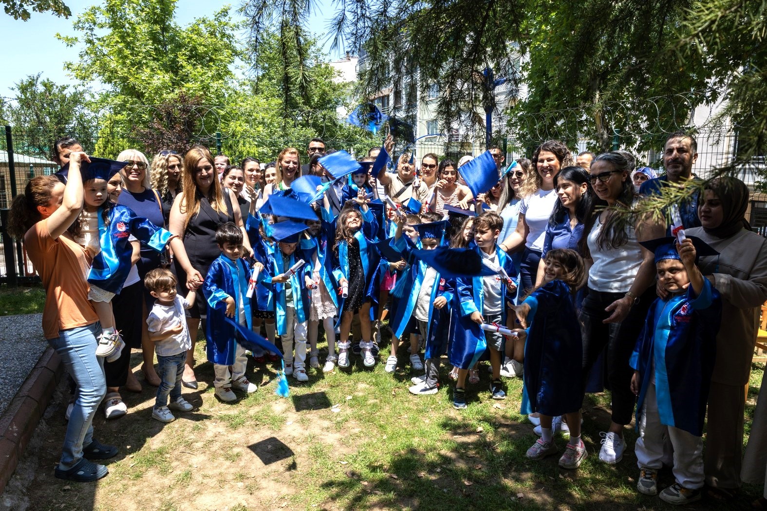 Minik öğrencilerin mezuniyet heyecanı