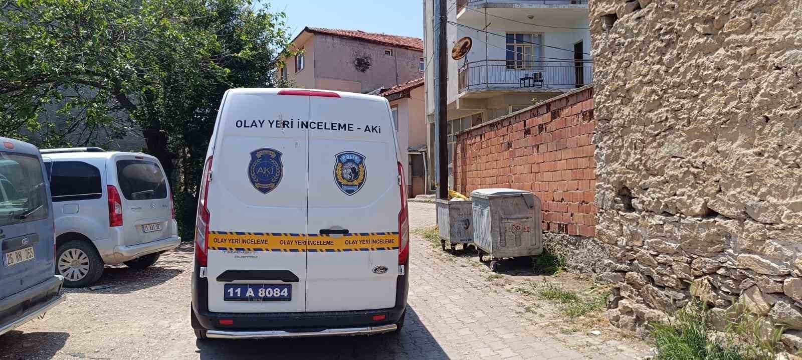 Emekli öğretmen balkondan düşerek ağır yaralandı