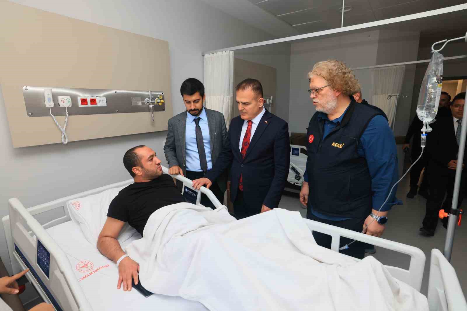 Muğla Valisi Akbıyık, depremde yaralanan vatandaşları hastanede ziyaret etti
