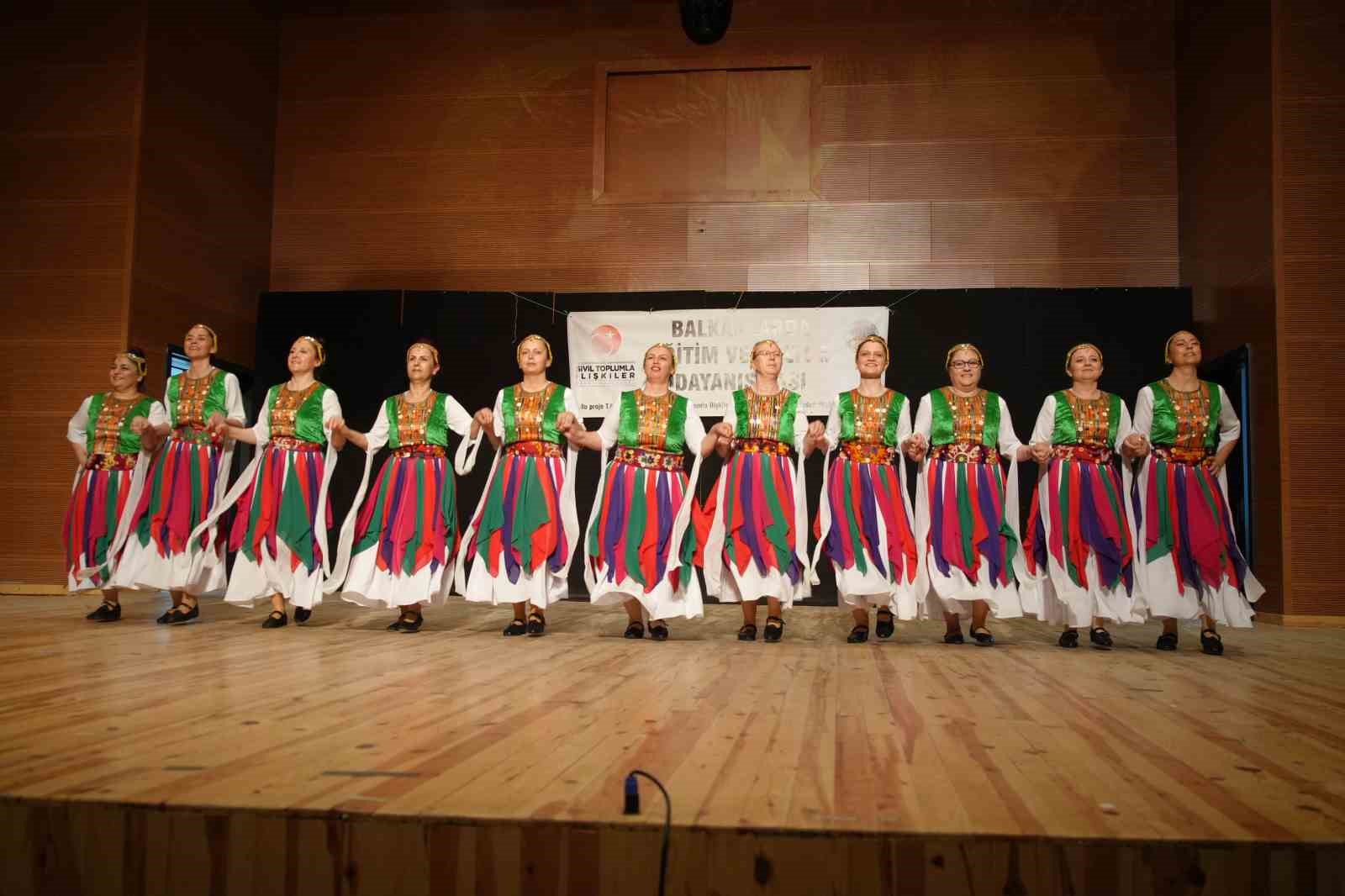 Edirne’de komşu ülkelerin katıldığı etkinlikte renkli görüntüler oluştu