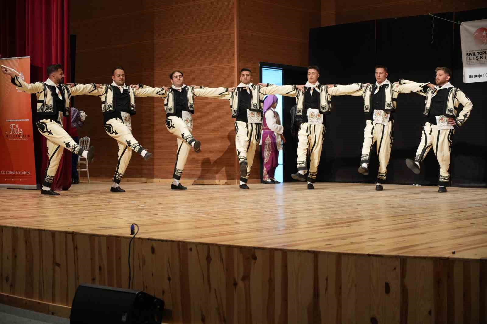 Edirne’de komşu ülkelerin katıldığı etkinlikte renkli görüntüler oluştu