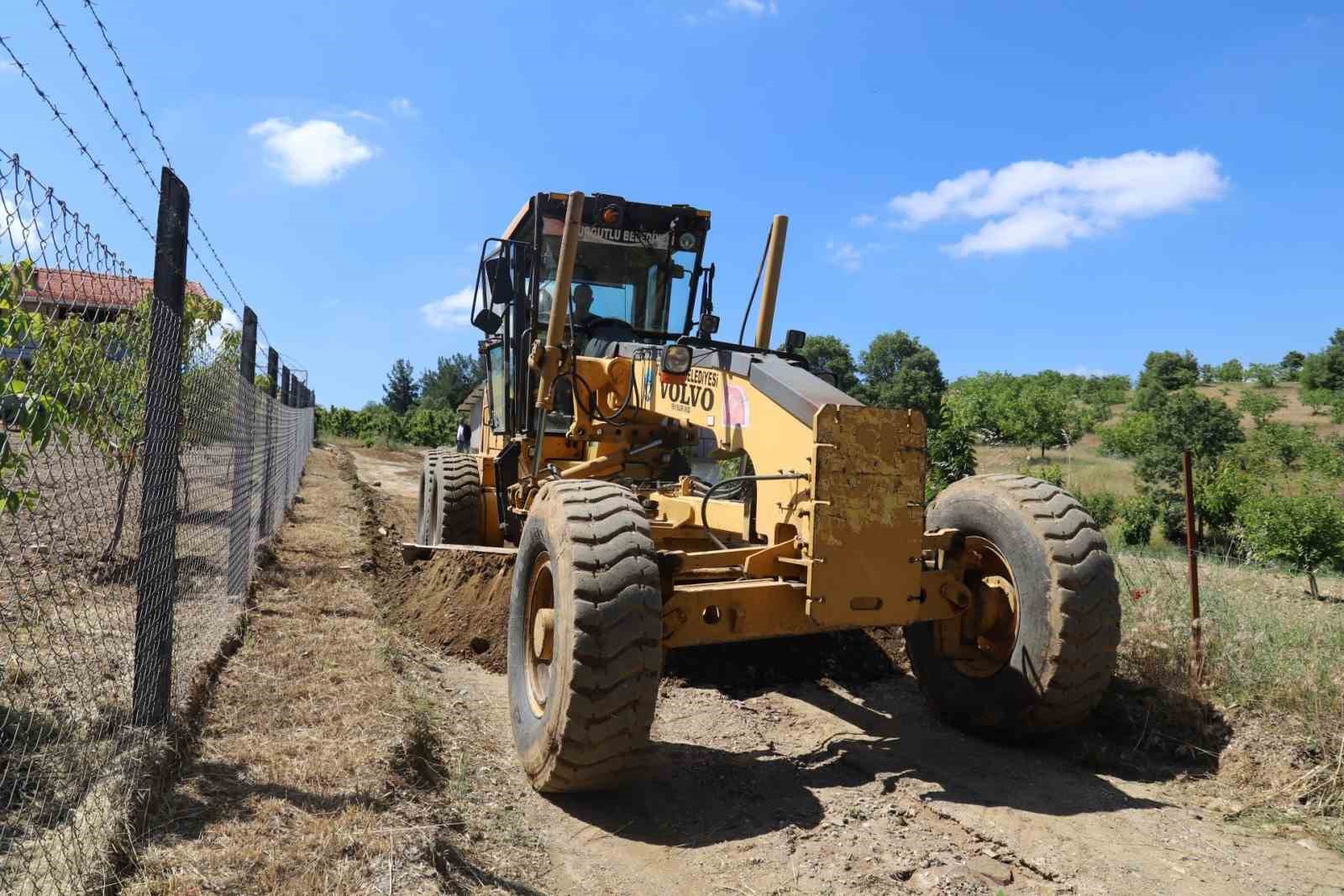 Turgutlu Belediyesinden 37 kırsal mahalleye yol desteği