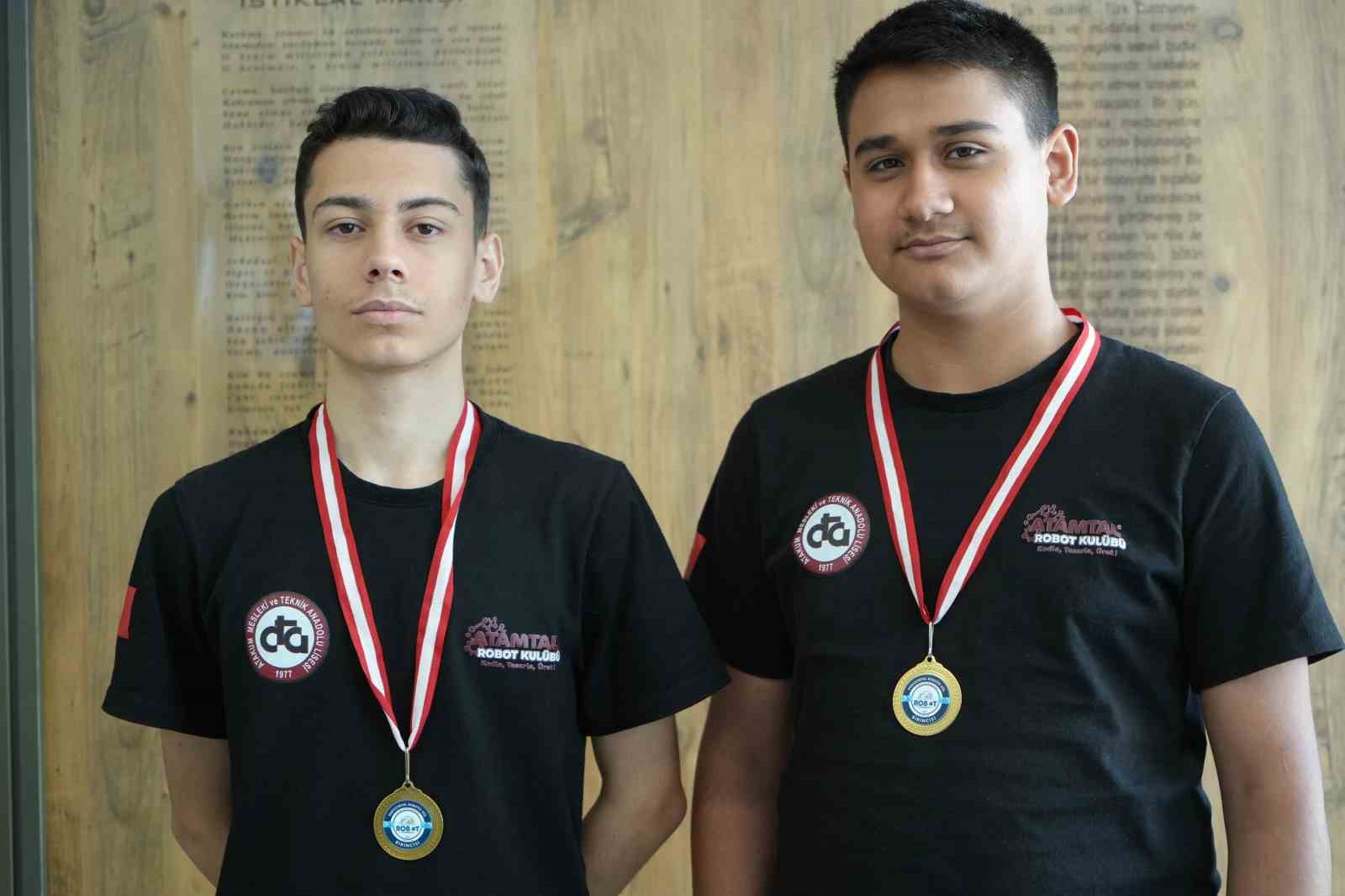 Lise öğrenciler tasarladıkları endüstriyel kol ile uluslararası yarışmada birinci oldu