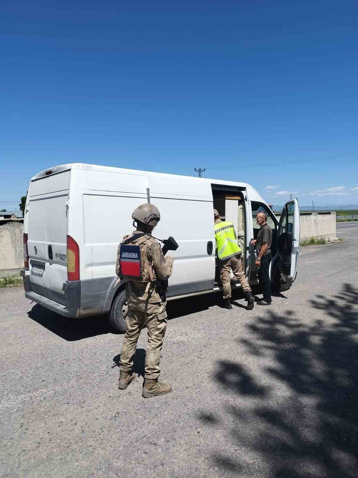 Ağrı&rsquo;da 16 d&uuml;zensiz g&ouml;&ccedil;men yakalandı
