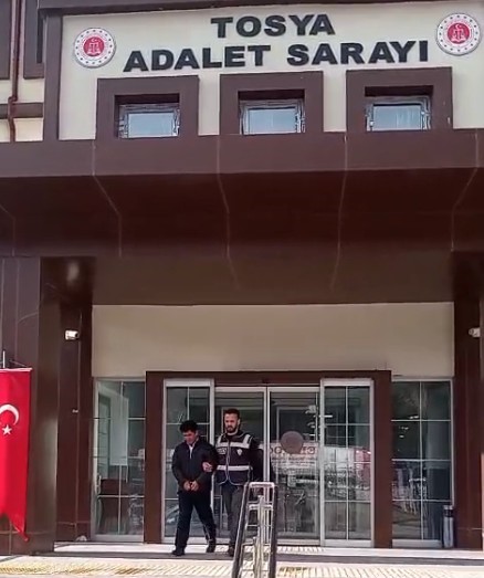 Otobüsün bagaj kısmında 10 düzensiz göçmen yakalandı