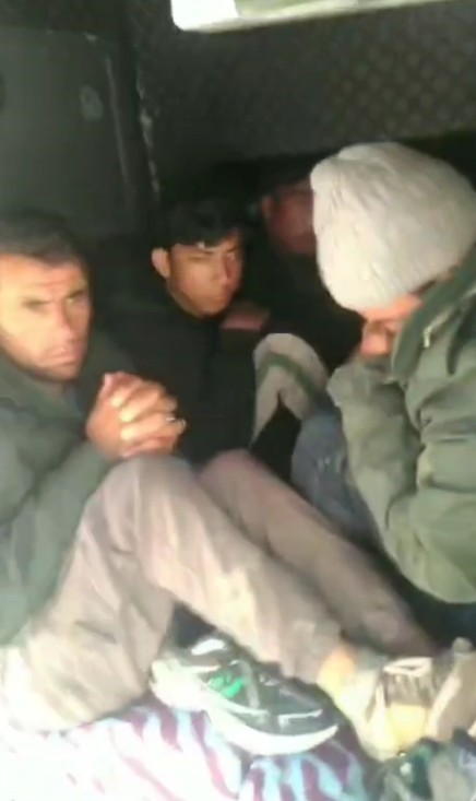 Otob&uuml;s&uuml;n bagaj kısmında 10 d&uuml;zensiz g&ouml;&ccedil;men yakalandı
